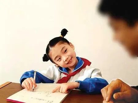 孩子跪景区写作业,这样真的好吗?