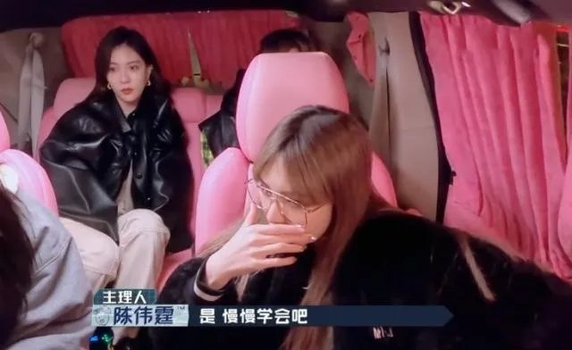 陈伟霆紧盯宋妍霏不放,周扬青看后满脸怒意,三个人之间是什么关系?