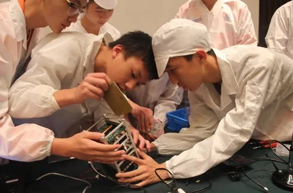 为什么两学生成功造卫星?