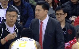 胡金秋反关节硬拉劳森,李春江说属于正常接触。这事你们怎么看?