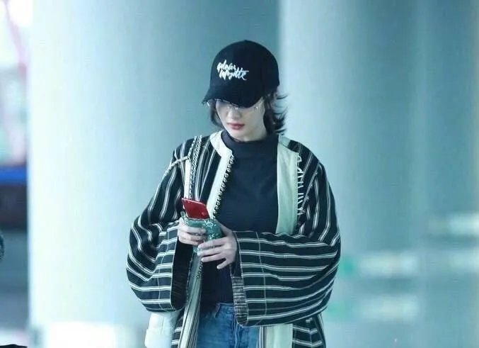 杨幂多年机场街拍，盘点哪些造型搭配最惊艳？