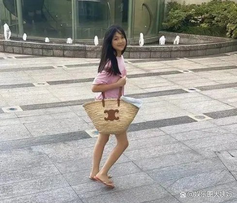 12岁王诗龄瘦到认不出,穿拖鞋炫出一双筷子腿,为什么突然这么瘦?