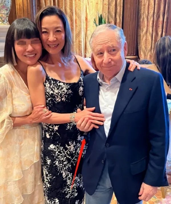 杨紫琼晒60岁生日照,76岁的未婚夫罕见现身庆生,他们还保持联系吗?