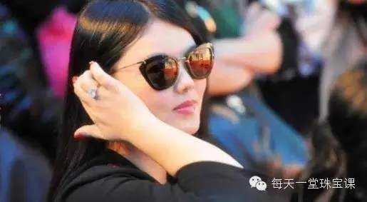 从主持人到总裁,你喜欢李湘这种类型的女生吗?