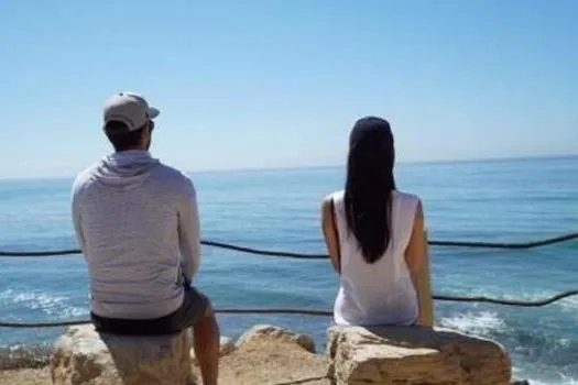 高以翔女友穿男友生前外套现身,一路陪同返乡,她会好起来吗?
