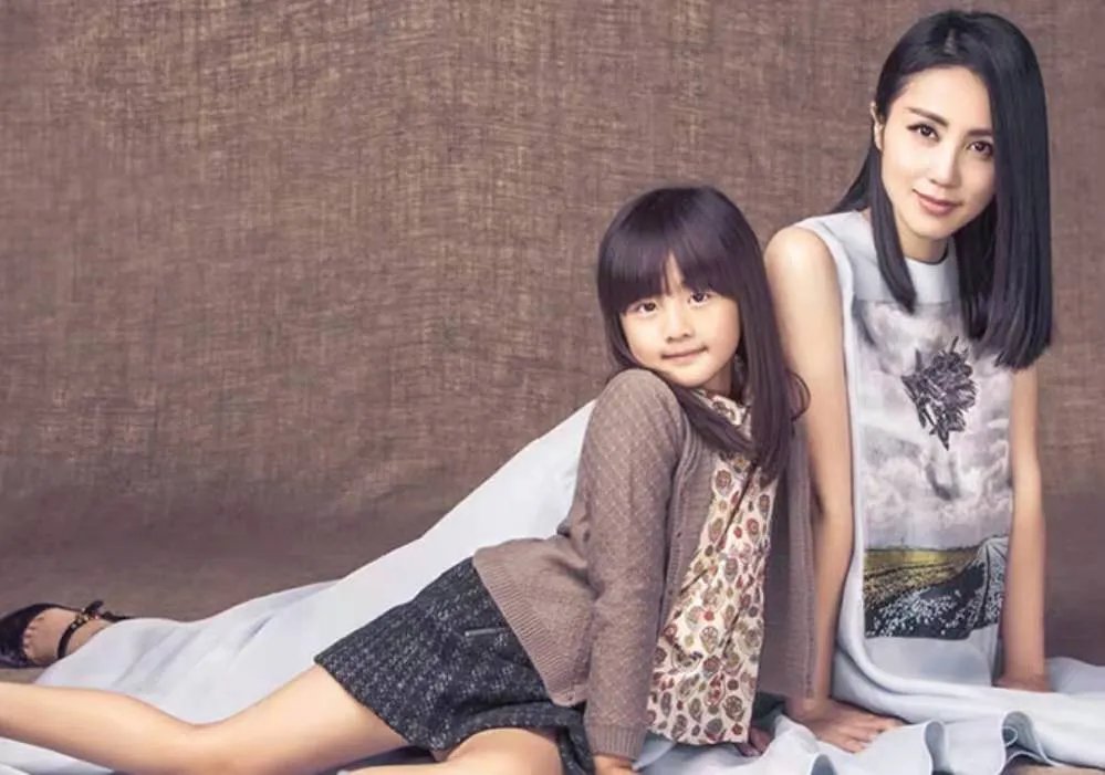 孙莉携两女儿登杂志,画面超养眼,一家人高颜值是种什么感受?