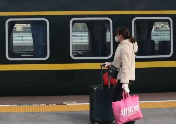 乘客坐火车为看风景集体擦车窗，如何看待乘客的行为？