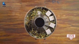 《舌尖上的中国》第三季火热回归,有人说感觉这一季,卖刀卖锅卖砧板,你怎么看?