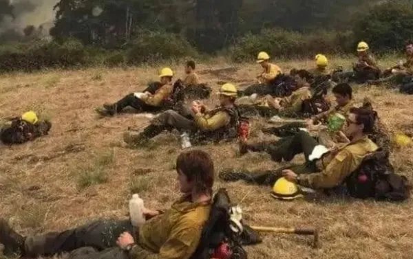 美国俄勒冈洲城镇被染红,当地到底发生了什么?