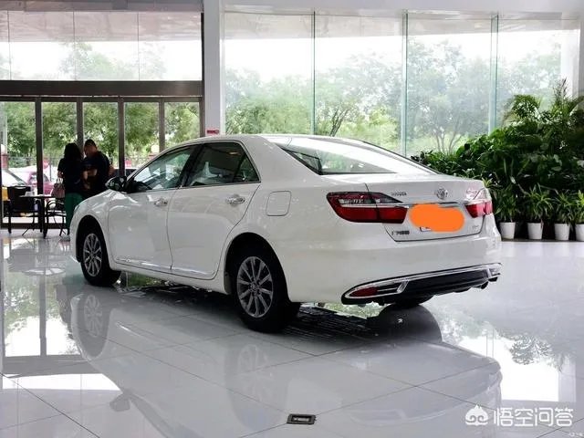 7代凯美瑞2.0豪华版的车型落地多少钱?