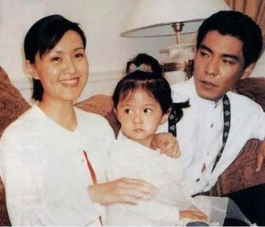 方舒外号“高压线”,追求者无数,意外车祸撞出姐弟恋。后来怎样?