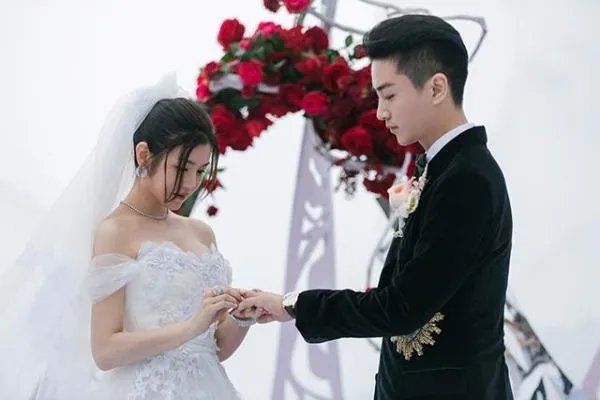 演员陈妍希是什么时候出道的,第一部作品是什么?