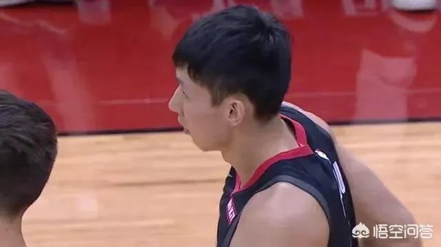 周琦登场,强势完成双手暴扣,为什么火箭队替补席连个鼓掌的都没有?