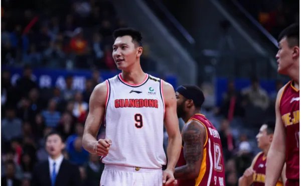 易建联主动降薪百分之50,他不在乎钱吗?