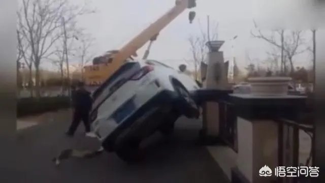 女司机开车“爬”护桥栏杆,下车后先玩自拍,你怎么看?