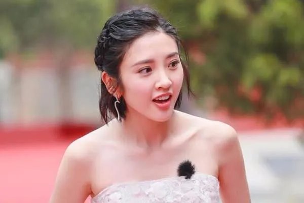 吴秀波和唐艺昕是什么关系？