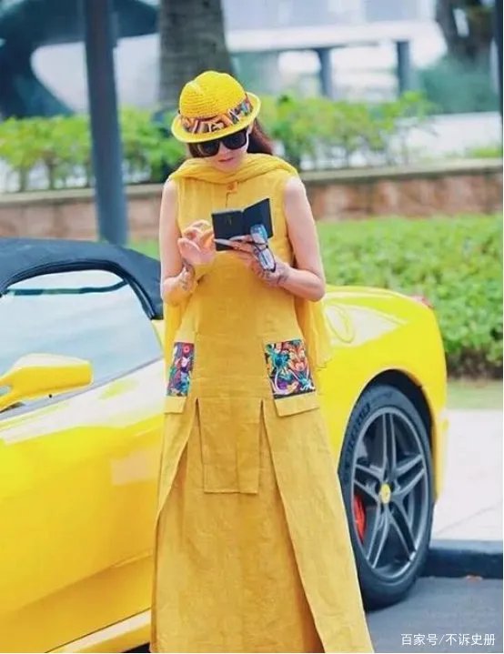 穿黄色民族风长裙的杨丽萍是不是看起来气质很好？