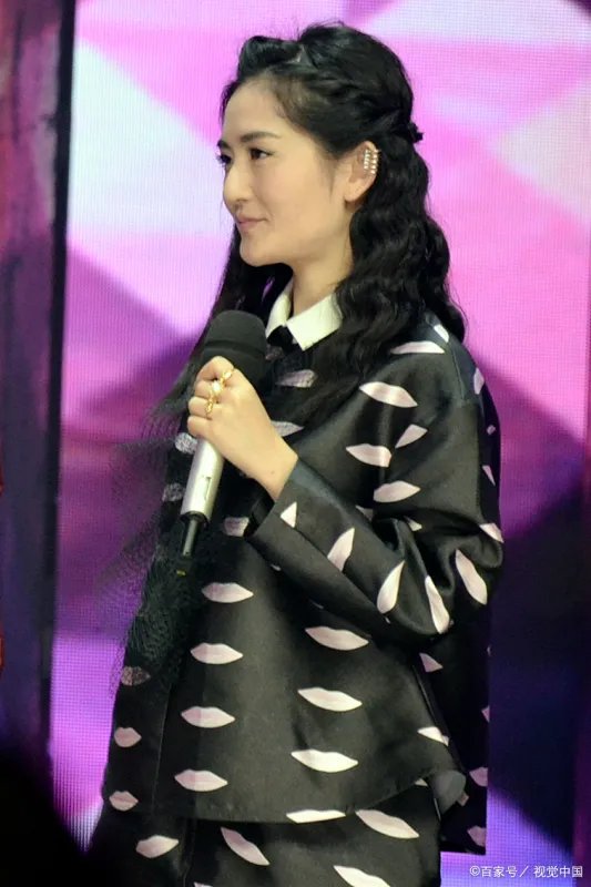 谢娜挺孕肚回归《快本》,你觉得这次回归她的状态如何?