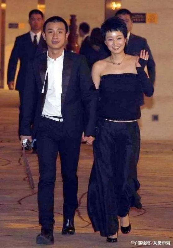 王岳伦发文道歉,李湘却回应三颗心,强势的她为什么会如此低声下气?