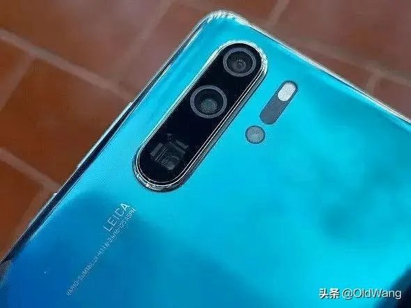 苹果手机1200万像素真的吊打4000万像素的专业相机吗？