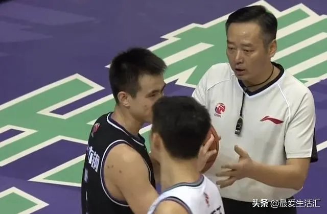 辽宁男篮输给山东男篮,赵继伟被换下直接回更衣室,你怎么看?