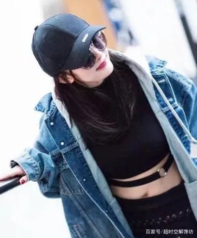 杨幂对身材真自信,穿露脐装现身机场,勒出小肚子了吗?