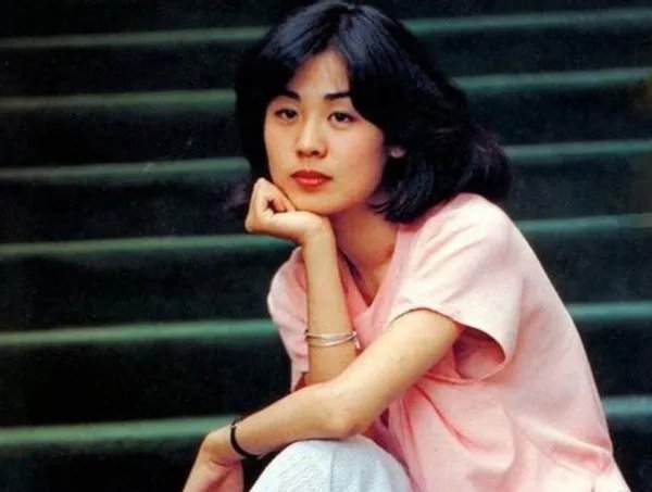 《牧马人》女主角丛珊,走红后遭人妒忌无奈出国,如今咋样了?
