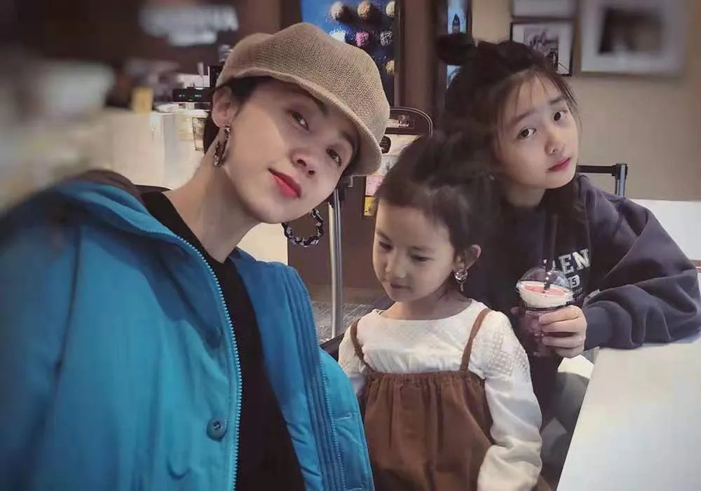 孙莉携两女儿登杂志,画面超养眼,一家人高颜值是种什么感受?