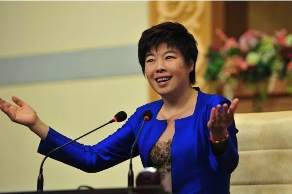 当年被北大学生轰下台的于丹:在跌落神坛的日子里,丈夫怎样做了?