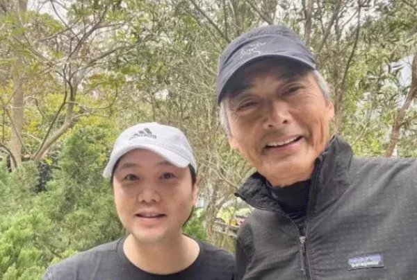 67岁周润发现身酒吧,头发全白的他依旧帅气,私底下的他有多低调?