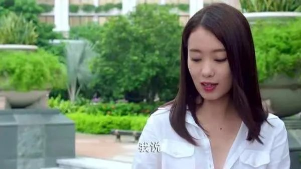 在春晚上跷二郎腿出名的冯巩“女儿”张小斐,为什么她最感谢的人是贾玲?
