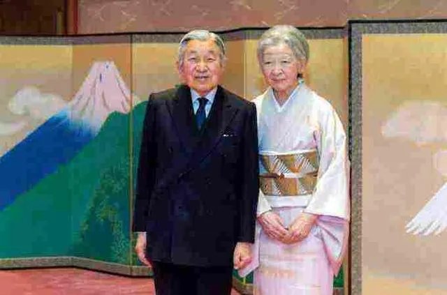 如何看待日本明仁天皇退位？
