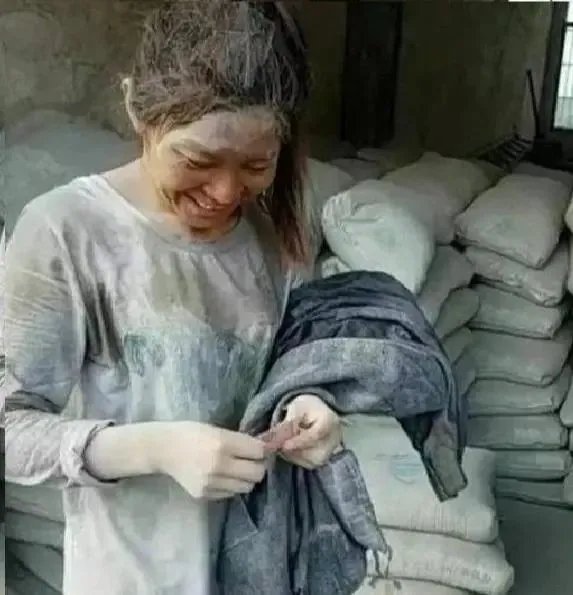 还记得卖惨走红的“水泥西施”吗?真实身份曝光后,过得如何?