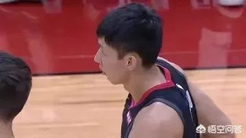 周琦登场,强势完成双手暴扣,为什么火箭队替补席连个鼓掌的都没有?