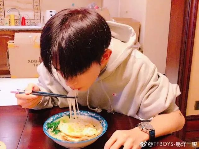 如何评价易烊千玺在十七岁生日会上面的表现?