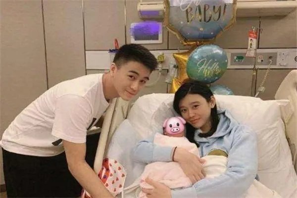 奚梦瑶疑似产双胞胎,何猷君只公开儿子,是否 意味着豪门特别重男轻女?