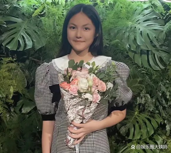 12岁王诗龄瘦到认不出,穿拖鞋炫出一双筷子腿,为什么突然这么瘦?