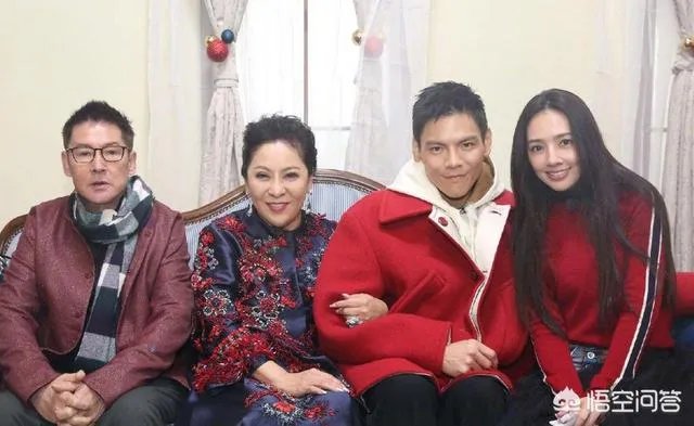 向佐郭碧婷默认恋情后亲密同框,你看好两人吗?有何祝福?