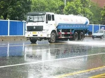 市政洒水路结冰,西安高架30余车连撞,你怎么看?