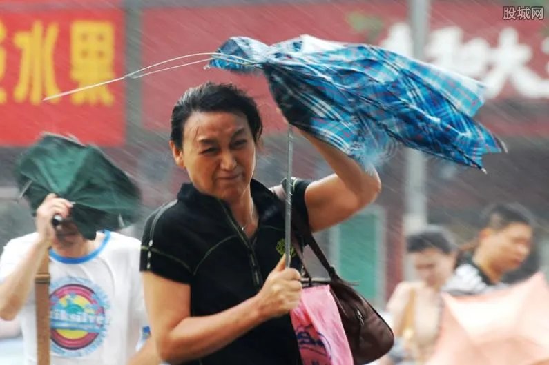 市民实拍上海暴雨：白昼如黑夜 犹如灾难片太恐怖！