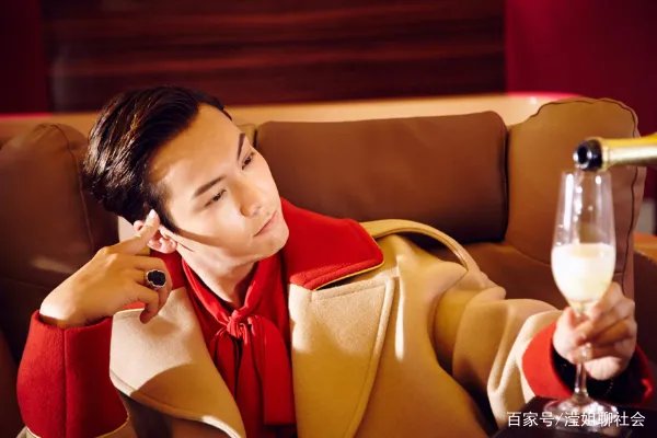 陈伟霆紧盯宋妍霏不放,周扬青看后满脸怒意,三个人之间是什么关系?