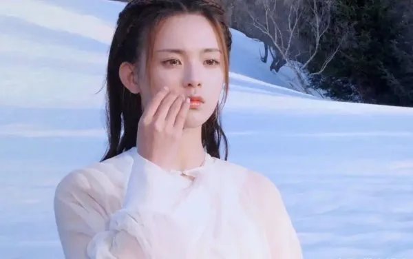 杨超越与老板吵架，是什么给了她吵架的底气？
