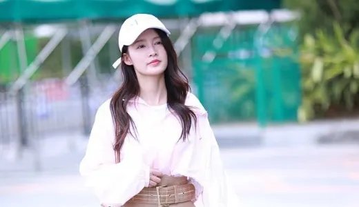 李沁被粉丝堵住没生气还笑，她的好脾气是天生的还是装的？