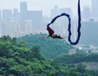 辽宁游客蹦极遇停电被倒挂半小时,景区是否应该对突发状况做应急预案?