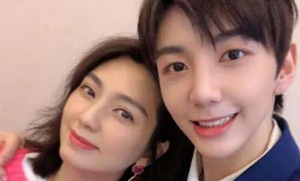 洪欣儿子继承妈妈颜值,是不是不负众望式的长大?