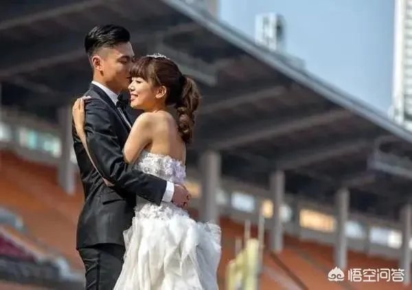 “中泰大战”郜林罚点前亲吻手腕上妻女名字,王晨甜蜜回应:“看到啦!”你怎么看?