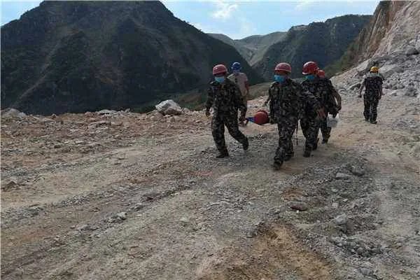 四川雅安一地坍塌有人员失联,遇到类似情况时应该如何自救?