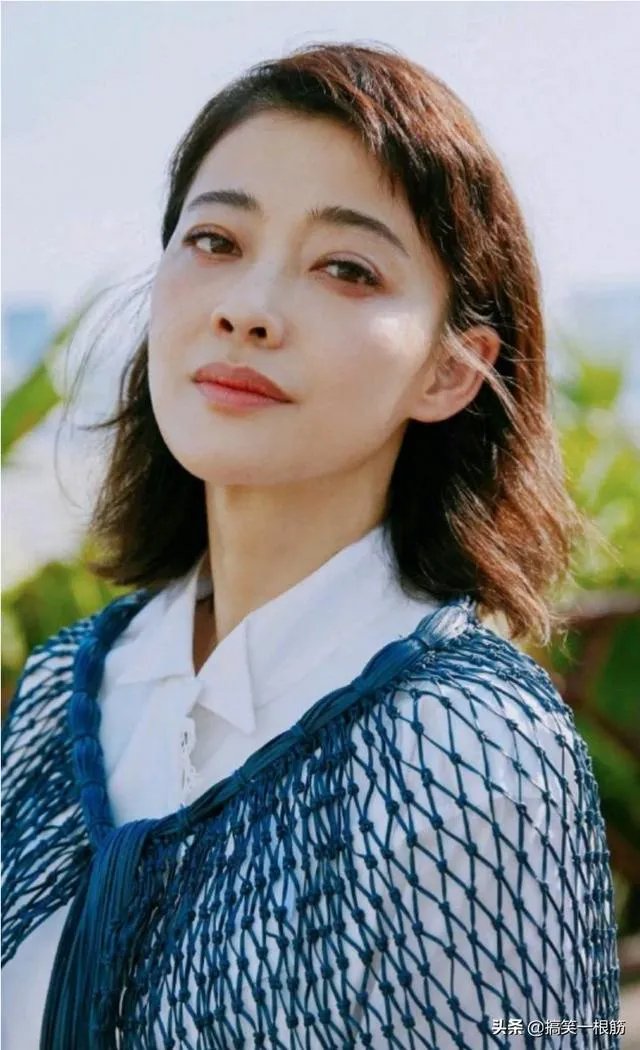 梅婷坐飞机脚踩显示屏，你认为这是什么行为？
