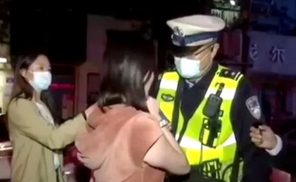 警方通报玛莎拉蒂女子叫余伟过来
