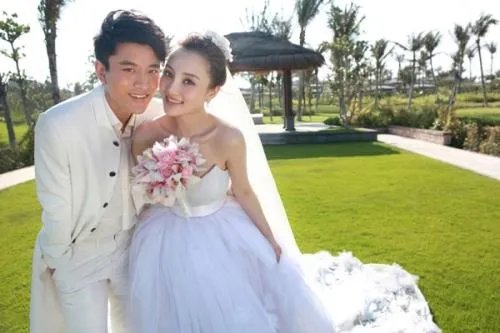 贾乃亮现身李小璐住所，两个人纠缠不清究竟为哪般？